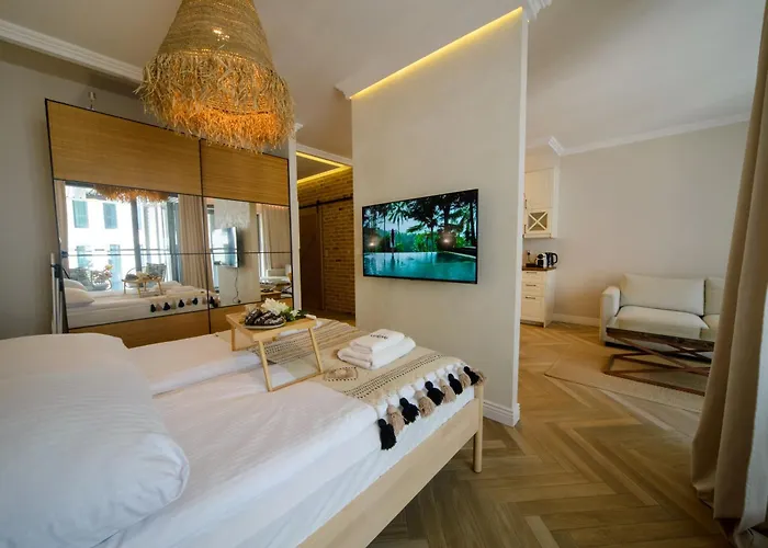 Maya's Flats & 33 - Granaria